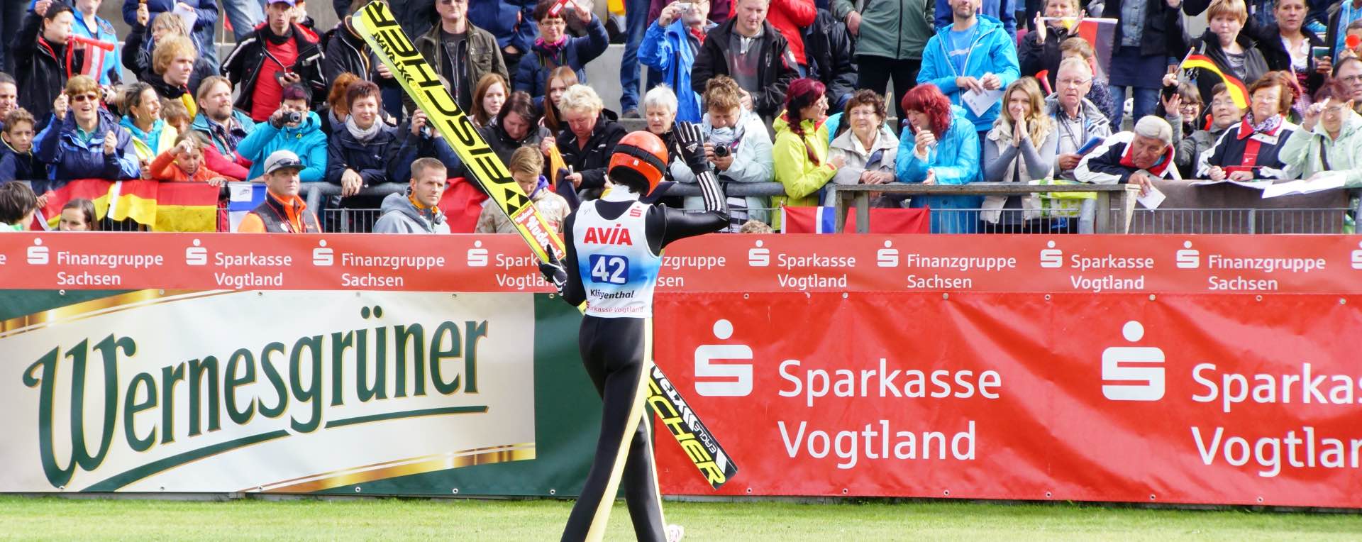 sommergrandprix-skisprung-freitag-fullscreen